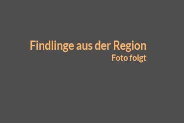 Findlinge, heben, transportieren und setzen mit Fundament Findlinge