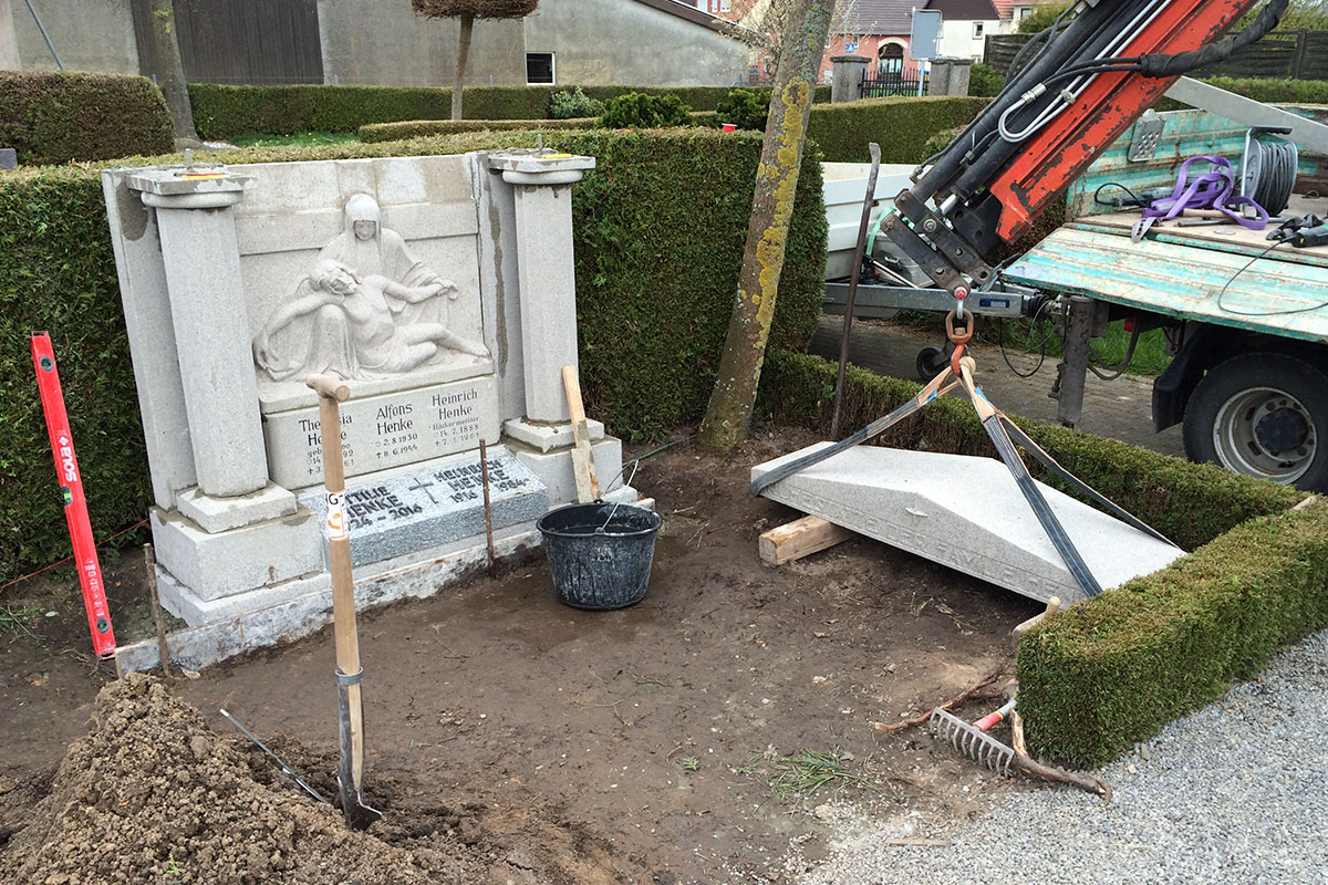 Wiederaufbau eines Grabmals in Scherfede Wiederaufbau eines Grabmals